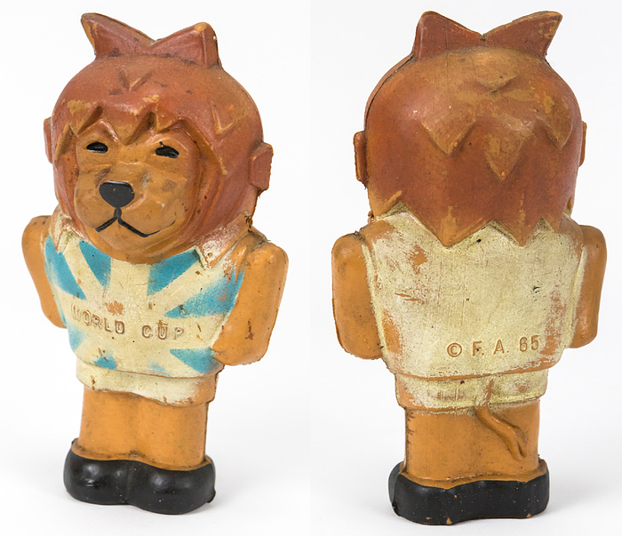 Maskottchen WM 1966  | World Cup „Willie“. Farbige Kunststofffigur. Offizielles WM-Maskottchen der Weltmeisterschaft 1966 in England. 16x9,5 cm.