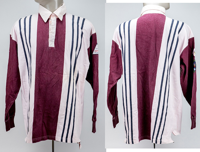 Trainingsjacke OSS1956  | Original Trainingsjacke von den Olympischen Spielen Sommerspielen 1956. Schwarz - dunkelrot - weißes Desgin. Mit Knopfleiste und eingenähten Band in den Olympischen Farben am Kragen. Mit drei Olympischen Abzeichen auf beiden Ärmeln.