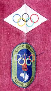  - Original track jacket from the 1956 Summer Olympics. Black, dark red, and white design. Features a button placket and a band in the Olympic colors sewn into the collar, along with three Olympic badges on both sleeves. Cotton, size approx. XL. Long-sleeved. Item of clothing from a participating team. The consignor suggested it might be from Poland, though we were unable to verify this. A very rare item from the 1956 Melbourne Olympics. Condition: B - Bild 5