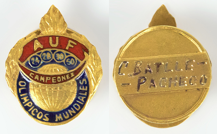 Siegerabzeichen Uruguay  | Offizielles Ehrenabzeichen des Presidenten des Fußballverbandes von Uruguay Cesar Batlle-Pachero (1885-1966), er hatte von 1943-1952 diese Position inne.- Vorderseite mit der Aufschrift "AUF Campoenes 24 28 30 50 Olimpicos Mundial". Rückseite mit Gravur "C. Batlle-Pachero". Gold (gepunzt 18 Karat, Gewicht: 3,7 Gramm), mehrfarbig emailliert, Knopflochabzeichen, 1,9x1,4 cm.