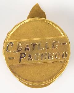 World Cup 1950 Winner Pin Julio Perez Uruguay - Personal Pin from Julio Perez, World Champion 1950 and 4th place World Cup 1954. Official winner pin of the Uruguayan FA for team members who participated in the Olympic Games 1924 and 1928 and the world Cups 1930 and 1950 inscribed "AUF Campoenes 24 28 30 50 Olimpicos Mundial". Rear engraved "J Perez". Gold (punched 18 carat, weight: 4.22 grammes), multicolour enamelled, buttonhole pin, 1.9x1.4 cm. Personal badge which belonged to Julio Perez (1926-2002), Condition: A - Bild 2