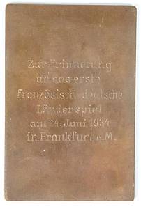 Golf - Teilnehmerplakette 1935  | Offizielle Plakette des deutschen Golf Verbandes. Rückseite mit Gravur „Zur Erinnerung an das erste französisch - deutsche Länderspiel am 24. Juni 1934, Frankfurt a. M.“. Bronze, mehrfarbig emailliert, 8,8x6 cm - Bild 2