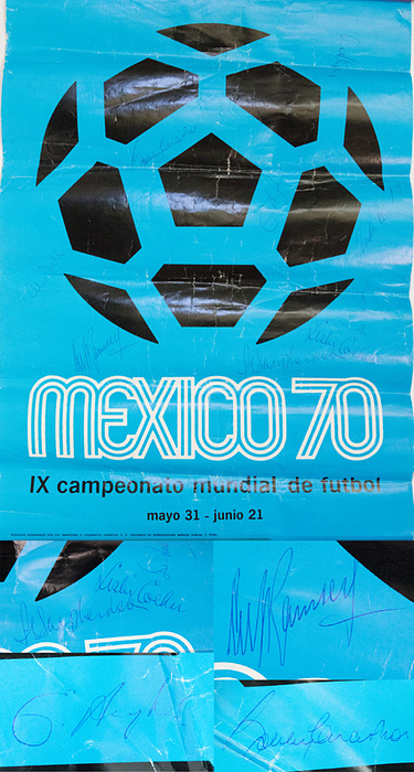  - Large official promotional poster "Mexico 70. IX campeonato mundial de futbol mayo 31 - junio 21". 56 x 40 cm. With 9 original signatures from the England team. Official poster for the 1970 World Cup. Heavily creased! — Signatures of Sir Alf Ramsey, Bobby Charlton, Gordon Banks, and others. Condition: C-