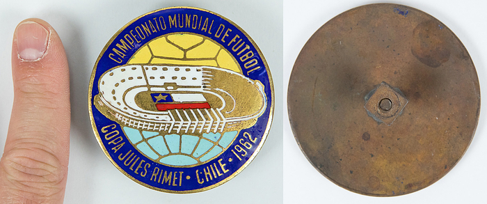  - World Cup 1962. Official Car Plaque Chile 1962. Bronze, m/c enameled, size 6.2 cm. Very rare!! Condition: A-
