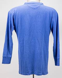  - Original match-worn VfR Mannheim player shirt without a number on the back. Worn during VfR Mannheim matches in the Oberliga in the 1950s. Status: ACA. --Long-sleeved jersey with a lace-up placket and original silk ribbon; size approx. L; features a sewn-on embroidered club logo; shows signs of wear (holes under the armpits, label with missing sections); manufacturer unknown. The jersey comes directly from the family of a former Oberliga player for VfR Mannheim. Condition: B - Bild 3