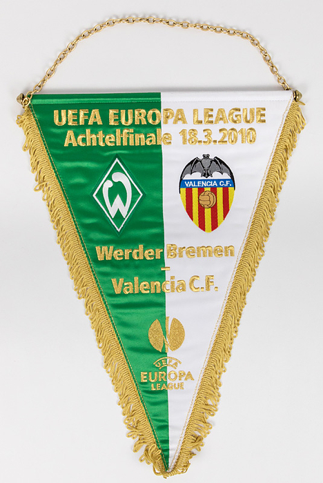  - Match pennant EL 2010. „UEFA Europa League Achtelfinale 18.3.2010. Werder Bremen - Valencia C.F.“ Green and white embroidered silk pennant with both club emblems, golden braid and fringes, with metal chain and rod, size 41x28cm. One large pennant of thie type was produced for the match and 11 in this size were presented to the referees and UEFA Officials! Condition: A