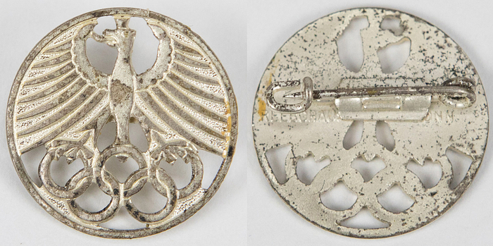 Siegerabzeichen OSS1932 Deutschland  | Offizielles Abzeichen des DRvL (Deutscher Reichsausschuss für Leibesübungen) für die deutschen Medaillengewinner bei den Olympischen Spiele 1932 (Sommer und Winter). Bronze, versilbert, Hersteller: Reebohaus, Bonn, 2,2 cm.