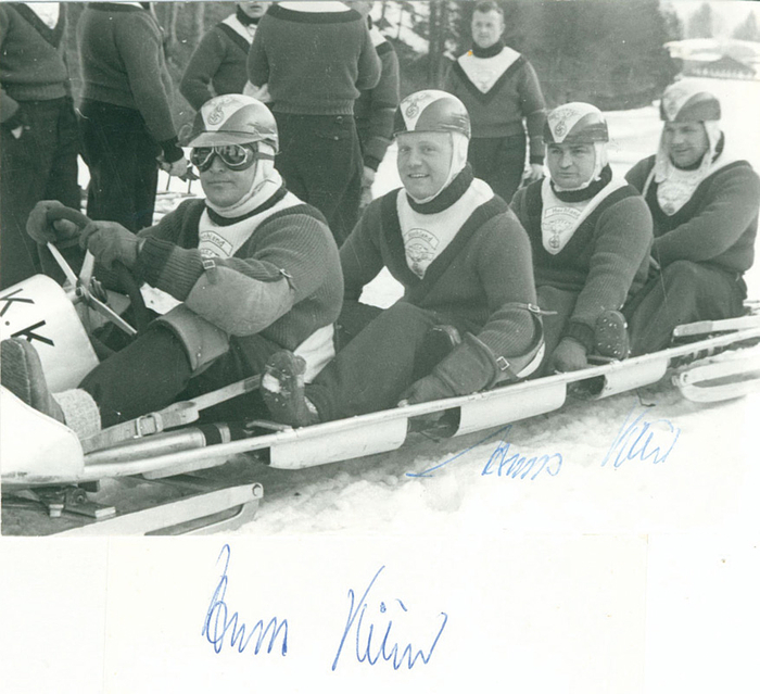 Kilian, Hanns  | (1905-1981) S/W-Foto mit Originalsignatur von Hanns Kilian. Deutscher Bobfahrer, Bronzemedaille Olympia 1928 im Fünferbob, Bronzemedaille Olympia 1932 im Viererbob und 3-maliger Weltmeister 1932, 1934 und 1935. 15x11cm. Dabei Blancobeleg mit original Sgnatur von Kilian, 10,5x7,5cm
