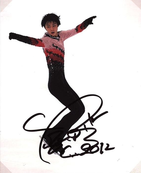 Hanyu, Yuzuru  | Farbfoto mit Originalsignatur von Yuzuru Hanyu. Japanischer Eiskunstläufer. Olympiasieger von 2014 und 2018 sowie der Weltmeister von 2014 und 2017 im Einzellauf der Herren.12,5x10,5 cm.