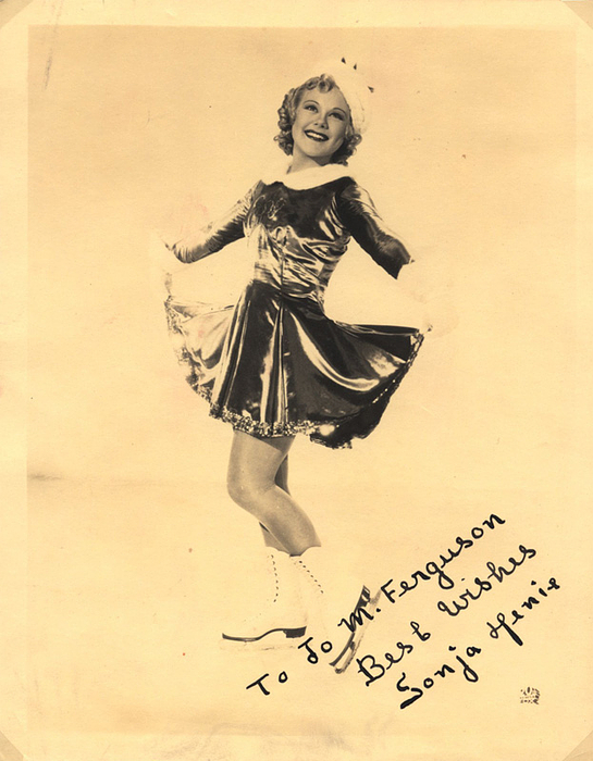 Henie, Sonja  | (1912-1969) s/w-Foto mit Originalsignatur und dem Zusatz "Best Wishes" von Sonja Henie. Norwegische Olympiasiegerin im Damen-Eiskunstlauf 1928, 1932 und 1936. 10-fache Eiskunstlauf-Weltmeisterin von 1927-1936. 18x13,5 cm.