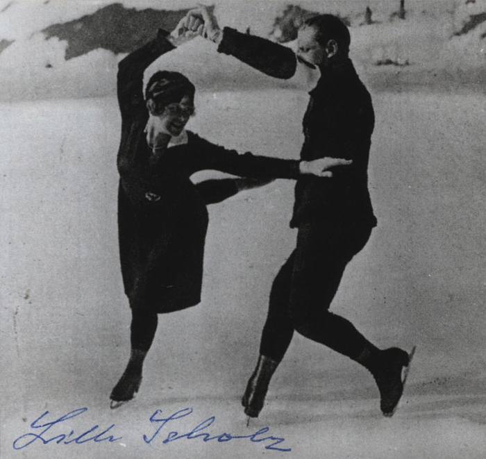 Scholz-Gaillard, Lilly  | (1903-1994) S/W-Reprofoto mit original Signatur von Lilly Scholz-Gaillard (AUT). Silbermedaille im Eiskunstlaufen - Paare mit Otto Kaiser bei den Olympischen Winterspielen 1928 und Weltmeister 1929, 10,5x7,5 cm.