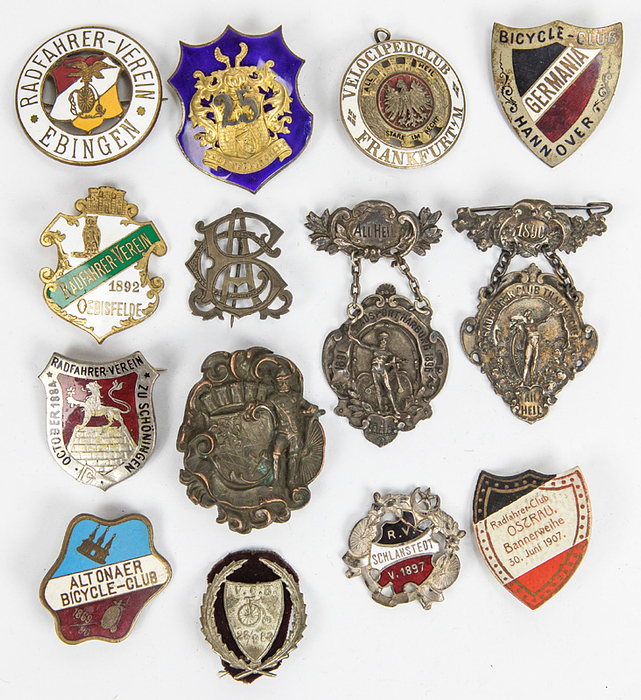 Abzeichen Radclubs 1885 -1910  | 14 verschiedene Abzeichen von deutschen Fahrrad - Vereinen ca. 1890 - 1910. Teilweise farbig emailliert, 6,5x4,5 cm bis 3,5x3,2 cm
