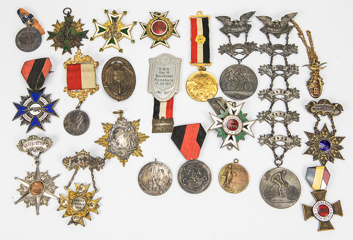 Radsport Siegerabzeichen 1895-1930  | Schöne Sammlung von 21 historischen Siegerabzeichen von Radsport - Veranstaltungen 1895 - 1930. Silber / Bronze, teilweise farbig emailliert, 21x5 bis 3 cm