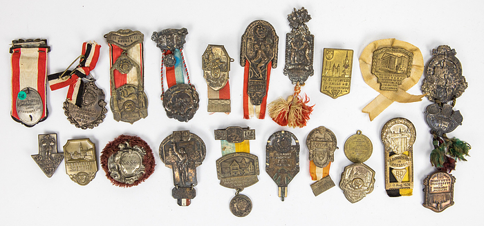 Abzeichen BDR 1892 - 1932  | 20 verschiedene Abzeichen des BDR (Bund Deutscher Radfahrer von Bundesfesten oder Bundestagen von 1892 bis 1932. Bronze, Weißblech, teilweise mit Seidenbändern, 12x5 bis 2,7 cm