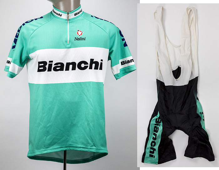 Sorry, no english description is available. ...  -  Condition: A-.....Geringe Tragespuren. Getragen bei einem Rennen im Jahre 2003, er trug dieses Art von Trikot auch bei der Tour de France 2003 bei der er den 2.Platz belegte! Jan Ullrich ist Tour de France Sieger 1997, Vuelta Sieger 1999; Olympische Gold- und Silbermedaille 2000. --kommt aus der der Sammlung des Einlieferers, der dieses Trikot direkt Jan Ulrich erhalten hat.