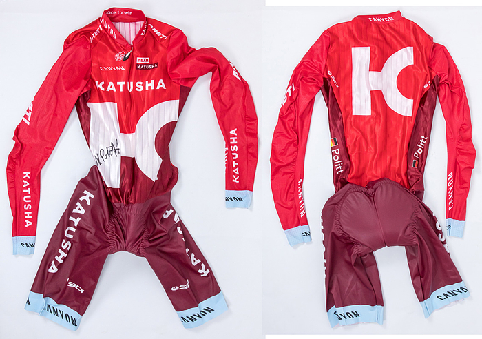 Sorry, no english description is available. ...  -  Condition: A-.....Geringe Tragespuren. Getragen bei einem Rennen im Jahre 2016. Nils Pollit gewann 2021 eine Etappe bei der Tour de France, Sieger Deutschland Tour 2021. Deutscher Meister 2022-2026. --kommt aus der der Sammlung des Einlieferers, der dieses Trikot direkt vo Politt erhalten hat.