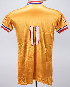 Radsporttrikot - 1960 6-Tage Rennen  | Zwei getragene (match worn) Radsporttrikos aus 1960r Jahren von 6-Tage Rennen. 1) 6-Tage Rennen Amsterdam. Seiden-Baumwoll Trikot mir der Nummer "11". Hersteller "Beele Sport". Orange, Kragen in den Nationalfarben der Niederlande. Rücken- und Ärmelnummer aufgenäht. Reisverschluss. Größe ca. S. - 2) 6-Tage Rennen Gent. Viskose Trikot mit aufgenähter Rückennummer "6". Hersteller: Campitello". Größe ca. S. - Bild 2
