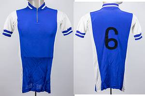 Radsporttrikot - 1960 6-Tage Rennen  | Zwei getragene (match worn) Radsporttrikos aus 1960r Jahren von 6-Tage Rennen. 1) 6-Tage Rennen Amsterdam. Seiden-Baumwoll Trikot mir der Nummer "11". Hersteller "Beele Sport". Orange, Kragen in den Nationalfarben der Niederlande. Rücken- und Ärmelnummer aufgenäht. Reisverschluss. Größe ca. S. - 2) 6-Tage Rennen Gent. Viskose Trikot mit aufgenähter Rückennummer "6". Hersteller: Campitello". Größe ca. S. - Bild 4