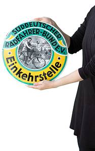 Emailschild - Radsport  | Original Emailschild "Süddeutscher Radfahrer- Bund e.V. Einkehrstelle". Metallschild, farbig emailliert. Mit Bildansicht in der Mitte. Hergestellt in Freibug i.B..ca. 1925. Professionell restauriertes Exemplar. Durchmesser: 39 cm - Bild 2