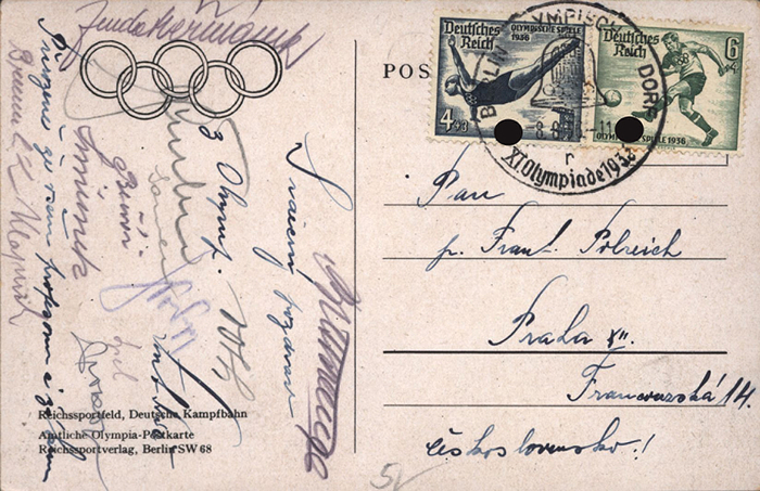 Hermanek / Klapuch  | Original Postkarte der tschechischen Mannschaft von den Olympischen Spielen Berlin 1936 mit Sondermakre und Sonderstempel. Mit 13 original Signaturen der tschechischen Athleten. Dabei: Jan Hermánek (1907-1978; Silbermedaille im Boxen OSS 1928 im Mittelgewicht) und Josef Klapuch (1906-1985; Silber 1936 Ringen Freistil), 14x9 cm