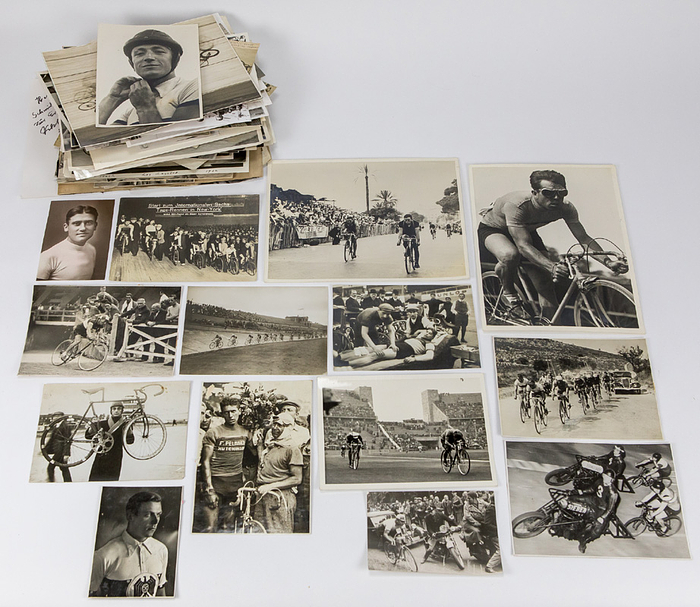 Fotos 1920-1945  | Sammlung von 200 original Fotos aus dem Radsport (Wettkämpfe, Porträts) aus der Zeit von 1920 - 1944 mit den Stars des damaligen Radsports. 24x18 cm bis 6x6 cm