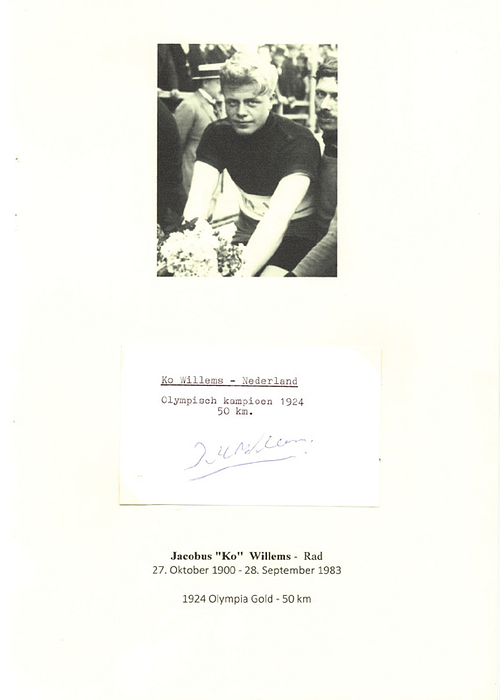 Willems, Jacobus  | (1920-1983) Karteikarte mit original Signatur von Jacobus Willems (NED). Goldmedaille bei den Olympischen Spielen 1924 im 50km-Bahnrennen, 11x6,5 cm Dabei. S/W-Reprofoto