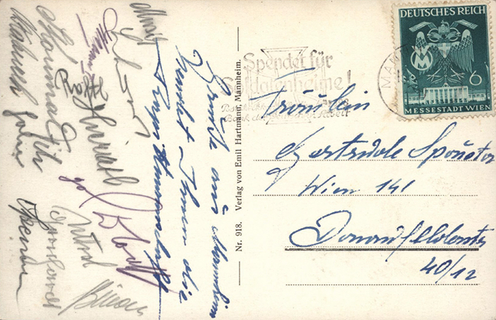 Sorry, no english description is available. ...  -  Condition: A-.....Signiert haben von der Pokalsieger Mannschaft U.a. Heribert Sperner (1915-1943; Meister von Österreich 1938; Tschammer Pokal Sieger 1938, Deutscher Meister 1941), Rudi Raftl (1911-1994 D), Franz Wagner (1917- 74 D); Stefan Skoumal (1909 - 1983), Franz "Bimbo" Binder (1911-89 D), R.Schlauf, Fitz (1918-1993 D), Schors (1913-1997), Matthias Kaburek (1911-1976, D), Leopold Gernhardt (1920-2013), Josef Musil (1920-2005) u.a. Dabei auch zahlreiche österreichische Nationalspieler und deutsche Nationalspieler (mit "D" markiert).  Das Spiel um Patz 3 mußte wegen des 4:4 wiederholt werden. Das Wiederholungsspiel gewannen die Wiener mit 5:2.