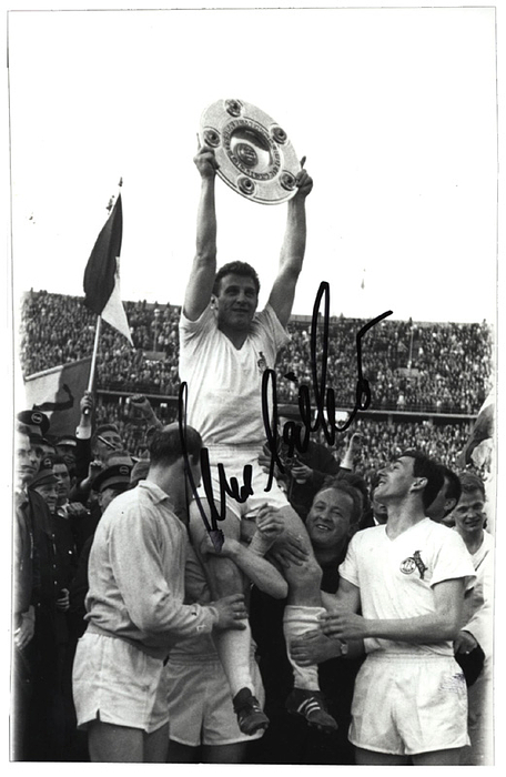 Schäfer, Hans  | (1927-2017) S/W-Pressefoto mit mit original Signatur von Hans Schäfer (Weltmeister 1954; 1.FC Köln) bei der der Meisterfeier des 1.FC Köln 1963. 18 x 11 bis 21 x 16 cm.