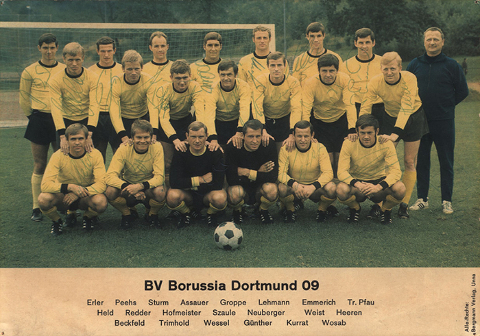 Dortmund,Borussia - 1968  | Farbiges Bergmann Sammelbilder 1968/69 Borussia Dortmund. Mit den Originalsignaturen von 18 Spielern (mit den Nationalspielern Assauer, Paul, Emmerich usw.+ O.Pfau). Karton, 21x15 cm.
