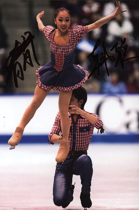Sui Wenjing / Han Cong  | Farbfoto mit der original Signatur von Sui Wenjing (CHN) und Han Cong (CHN) gewannen bei den Olympischen Spielen 2022 Gold und 2018 Silber im Eiskunstlaufen Paare. Zweifache Weltmeister. 15x10,5 cm