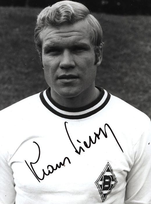 Sieloff, Klaus  | (1942-2011) S/W-Pressefoto: Klaus Sieloff (deutsche Nationalmannschaft 1964 - 1971, 14 Länderspiele, 5 Tore). 21 x 16 cm.