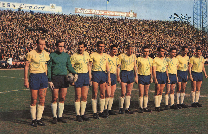 Braunschweig,Eintracht 67  | Farbige Mannschaftskarte der Meistermannschaft 1967 von Eintracht Braunschweig mit 11 Originalsignaturen der abgebildeten Spieler. 18,5x12 cm.
