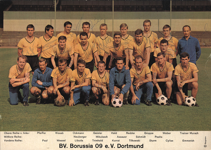 Dortmund,Borussia - 1966  | Farb-Großbild 1966/67 Borussia Dortmund von Bergmann. Mit den Originalsignaturen von 22 Spielern (komplett signiert!. Karton, 29,5x21 cm.