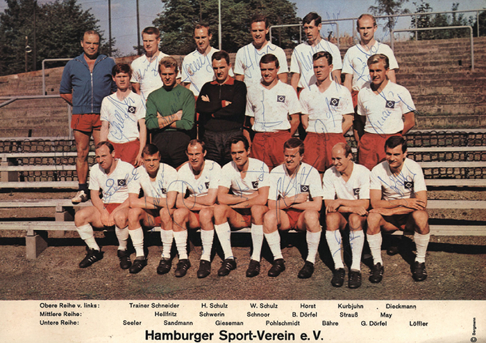 HSV - 1966/67  | Farbige Mannschafts - Großkarte (Sammelkarte Bermann)  des Hamburger SV Saison 1966/67 mit 18 Originalsignaturen der Spieler. 29,6x21 cm.