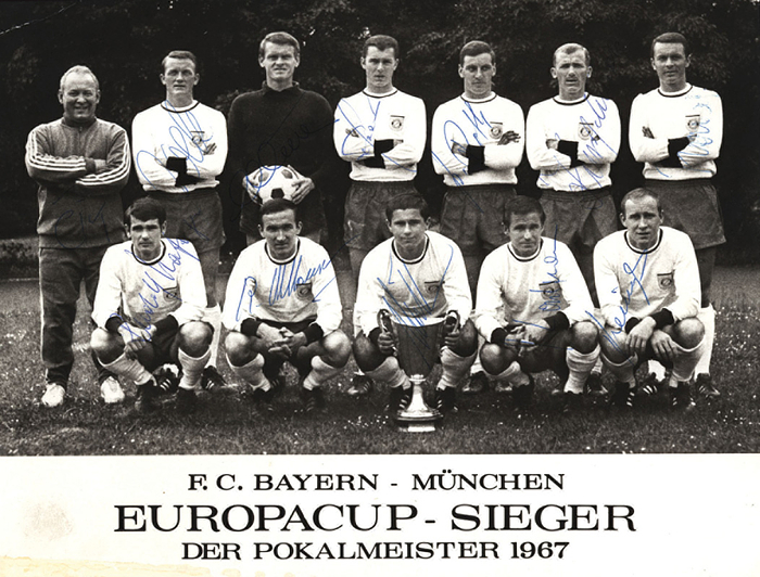 München,Bayern 1967  | S/W-Großkarte "FC Bayern München Europacup - Sieger der Pokalmeister 1967" mit 12 original Signaturen der abgebildeten Spieler und Trainer, 24x18 cm. Komplett signiert!!