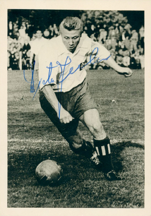 Seeler, Dieter  | (1931-1979) Altes S/W-Foto "HSV" mit Originalsignatur vom verstorbenen DFB-Nationalspieler Dieter Seeler. 9x14cm. Selten!