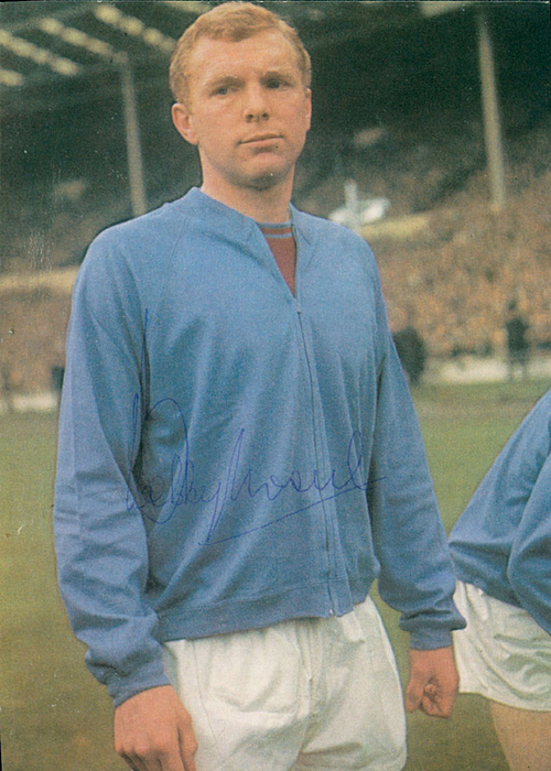Moore, Bobby  | (1941-1993) Farbige ARAL-Sammelkarte mit Originalsignatur von Bobby Moore. Englische Fußball-Legende und Weltmeister 1966. 14,8x10,5 cm.