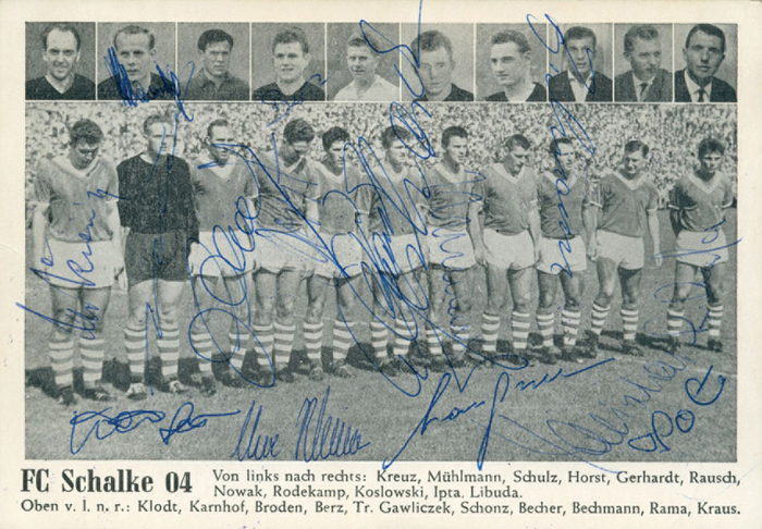 Schalke 04 - Postkarte 1962  | s/w-Postkarte „FC Schalke 04“ ca. 1962. Mannschaftsfoto, die fehlenden Spieler sind mit 10 kleinen Porträts am oberen Rand abgebildet. Mit 17 original Signaturen der abgebildeten Spieler, 15x10,5 cm