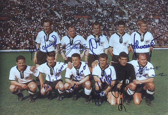 Nationalmannschaft 1962  | Farbmagazinfoto der deutschen Nationalmannschaft bei der Fußball-Weltmeisterschaft 1962 vor dem Spiel gegen die Schweiz mit 9 Originalsignaturen.15x10,5 cm.