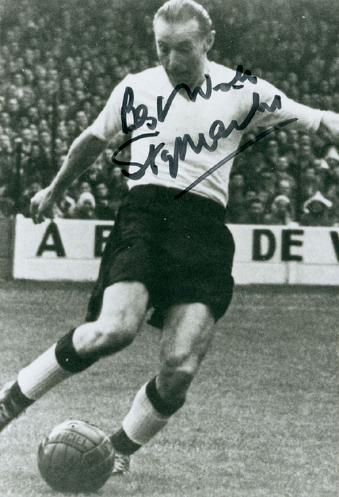 Autograph Football. Sir Stanley Matthews - Autograph Football. Sir Stanley Matthews autogrammcard with original Signature,15x10,3 cm Condition: A