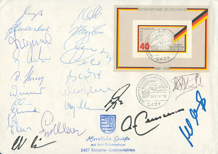  - Autograph World Cup 1974.  Complete German TeamEnvelope with special stamp and 22 original signatures of German players who participated in the World Cup 1974. 23x16.5 cm. Condition: A-