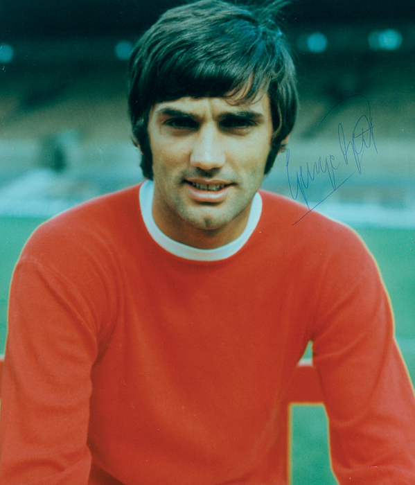 Best, George  | (1946-2005) Farb Reprofoto mit Originalsignatur von George Best. Fußballlegende, Spieler von Manchester United und Nordirischer Nationalspieler. Europas Fußballer des Jahres 1968. 24,5x20 cm.