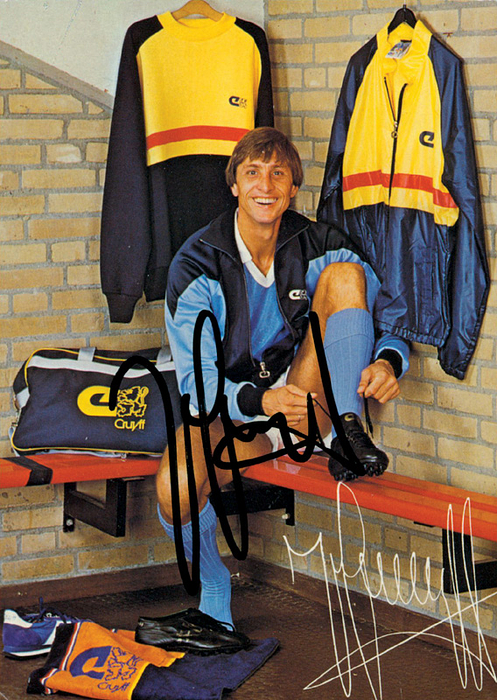  - Colour autograph card with original signature of Johan Cruyff (1947-2016), runner-up at the World Cups 1974 and 1978. 15x10.5 cm. --Signature in black felt-tip pen ----Small tear mark on the back Condition: A-