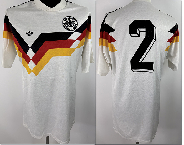 DFB - Trikot 1990  | Original match issued DFB Spielertrikot mit der Nummer 2. Vorbereitet für Stefan Reuter für das Spiel gegen die Schweiz am 19.12.1990 in Stuttgart. Das Länderspiel gegen die Schweiz am 19. Dezember 1990 war das erste Spiel der wiedervereinigten deutschen Nationalmannschaft und markierte den sportlichen Neubeginn nach der deutschen Einheit. Es galt als symbolisches „Willkommensspiel“, denn bereits 1908 und nach dem Zweiten Weltkrieg 1950 war die Schweiz der erste Gegner Deutschlands bei einem Neuanfang. Damit steht diese Begegnung bis heute für einen der bedeutendsten historischen Momente in der Geschichte der deutschen Nationalmannschaft. Trikot stammt aus der Sammlung eines ehemaligen DFB-Betreuers. Status:ABB