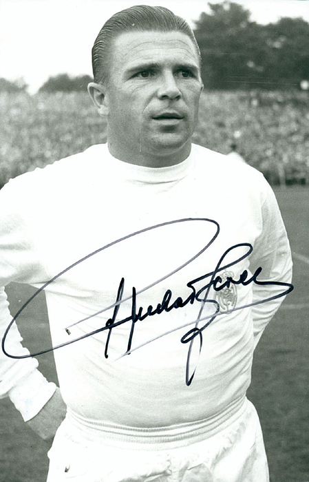 Puskas, Ferenc  | (1927-2006) S/w-Pressefoto ( Horst Müller) mit Originalsignaturvon Ferenc Puskas. 82 LS und 84 Tore, Vize-Weltmeister 1954 mit Ungarn. 22x14 cm.
