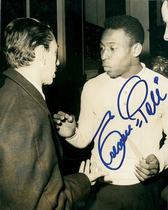 Pele  | (1940-2022) S/W-Pressefoto (Nordbild) mit Originalsignatur von Pele. (Brasilianischer Fußball - Weltmeister 1958, 1962 und 1970) mit Signatur "Edson Pele". 21x17 cm.