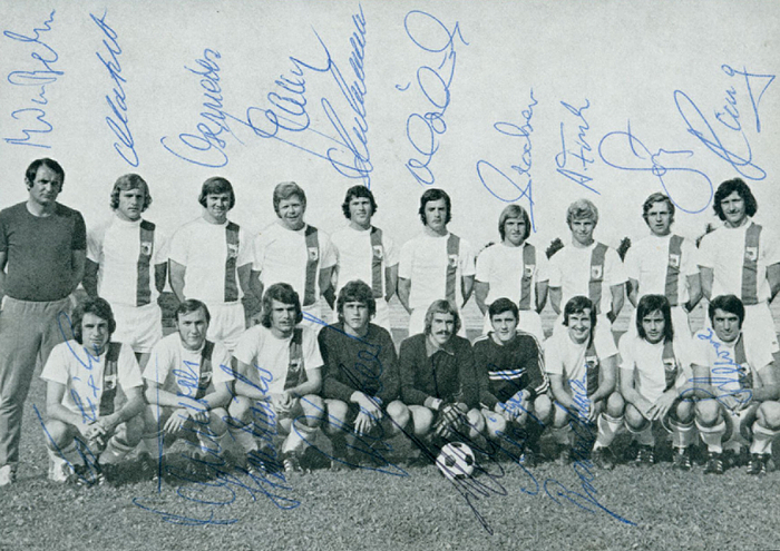 Augsburg,FC - 1974  | S/W-Mannschaftskarte des FC Augsburg mit 18 original Sgnaturen der Spieler: H.Haller (+2012), Beljin, Fink, Mögele (+2021), Brandmair, Schumann, Schnurrer, Höbusch (+2014), Obermeier, Weixler, Modick, Haug, Weigel. 15x10,5 cm