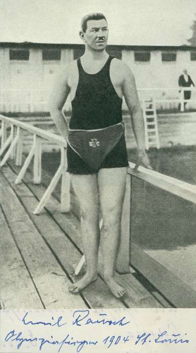 Rausch, Emil  | (1982-1954) Blancobeleg mit Originalsignatur in Tinte von Emil Rausch. Deutschlands erster Olympiasieger im Schwimmen. Bei den Olympischen Sommerspielen 1904 Gold im Freistil über 880 Yards und über die Meile sowie Bronze im Freistil über 220 Yards. 1901 bis 1907 7x  in Folge Deutscher Meister über 1500 m Freistil sowie 1093 und 1905 Deutscher Meister über 100 m Freistil. Dabei S/W-Magazinbild. Beides auf Karton montiert, 16x9 cm.