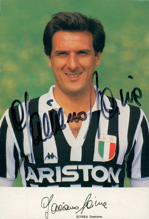 Scirea, Gaetano  | (1953-1989) Autogrammkarte mit Originalsignatur vom Fußball - Weltmeister mit Italien 1982 Gaetano Scirea im Trikot von Juventur Turin. 14,5x10 cm.