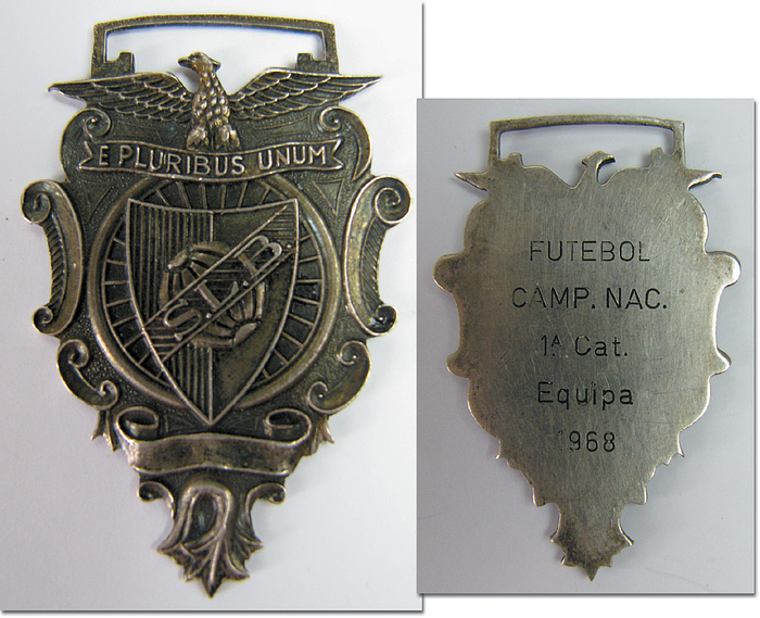 Lissabon,Benfica - Medaille 1968  | Siegermedaille für die portugiesisches Fußball Landesmeisterschaft 1968 von Benfica Lissabon mit der Gravur "Futebol Camp. Nac 1a Cat Equipa 1968". Silber, 4,5 x 3 cm.
